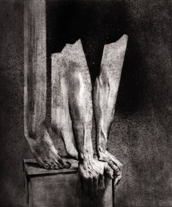 Su un abisso protetto solo dal suo piedistallo 